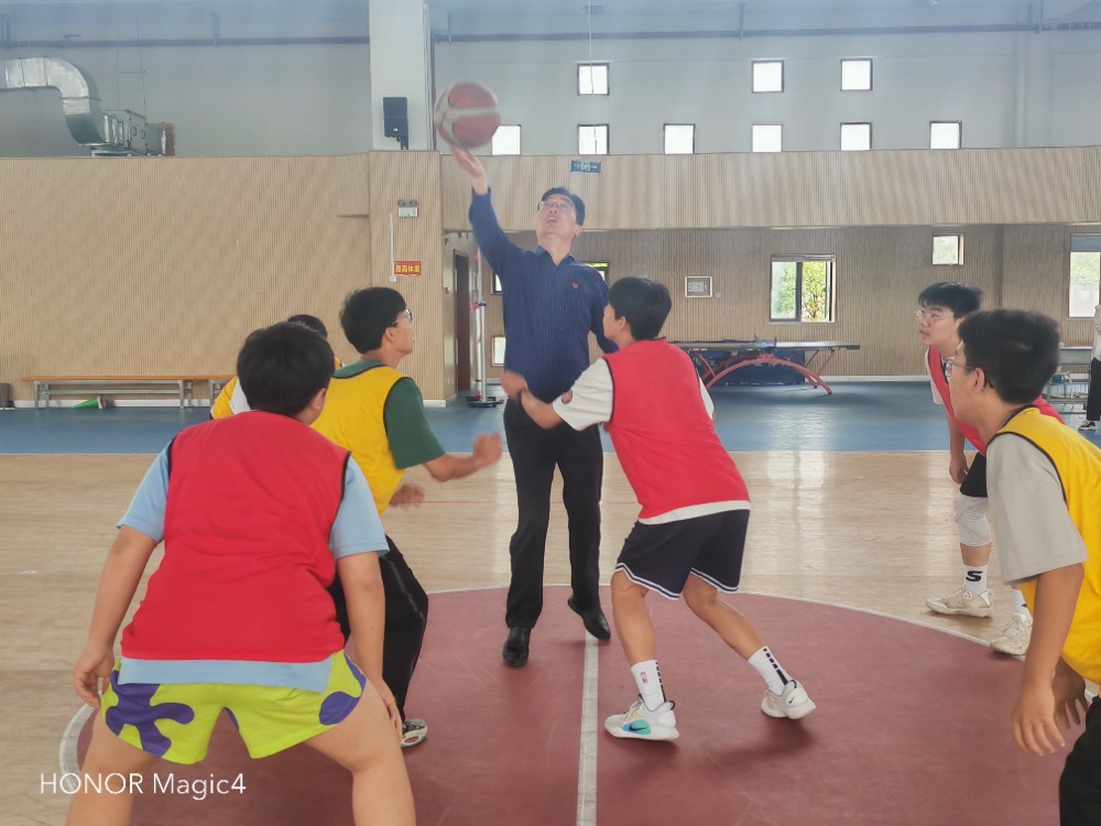 以篮球之名 展青春风采