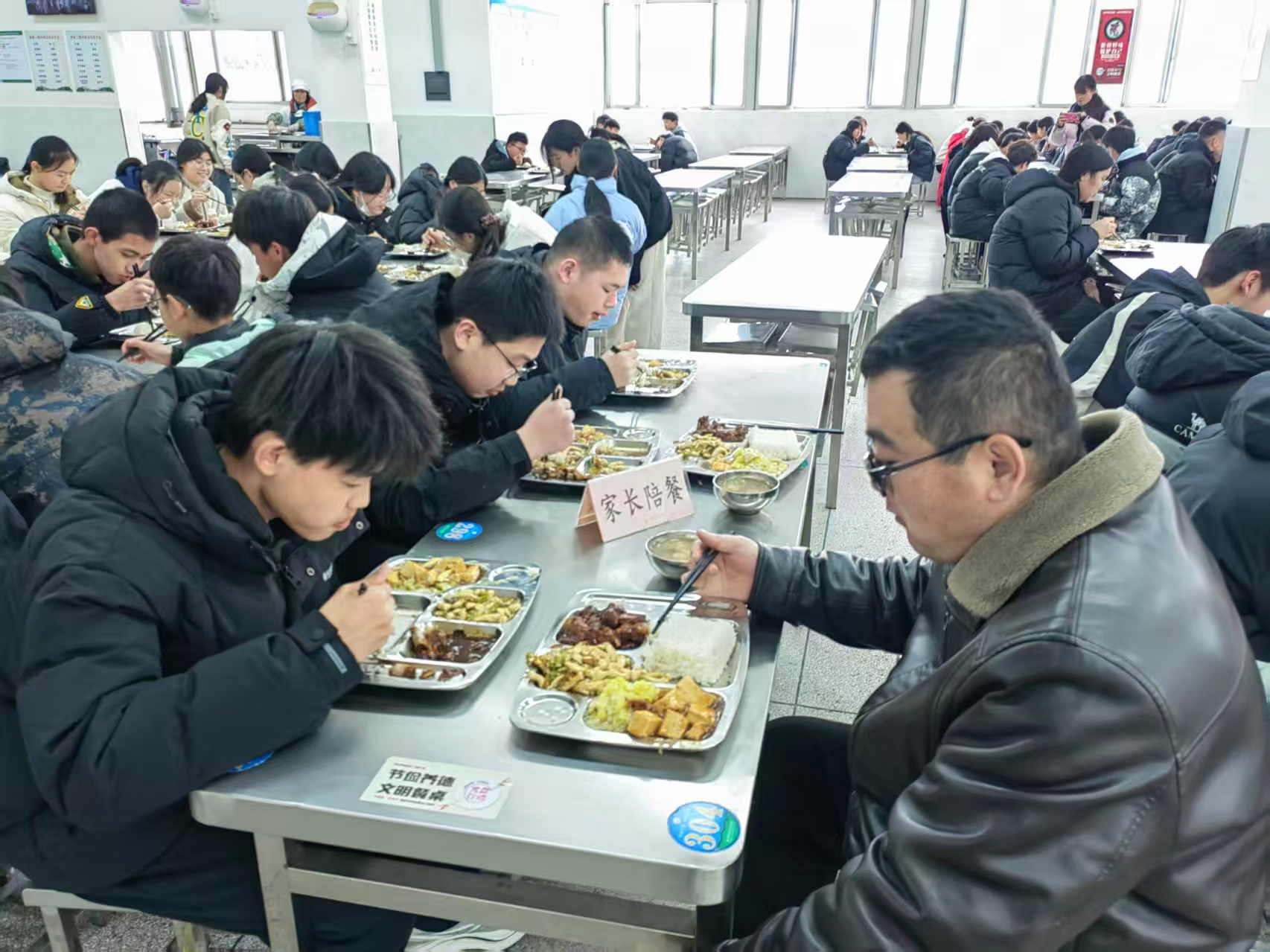 家长代表:范浩光(二5范园硕家长)